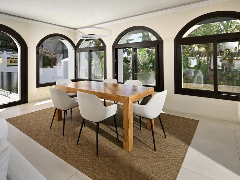 Exquisite 5-Bedroom Villa in Marbesa – Fully Renovated and Ready to Move In 9