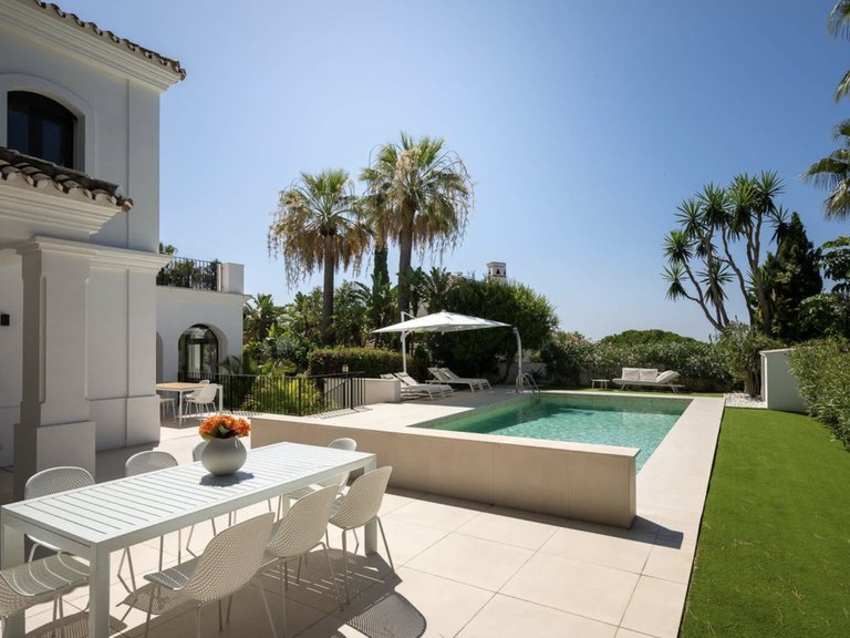 Exquisite 5-Bedroom Villa in Marbesa – Fully Renovated and Ready to Move In 2