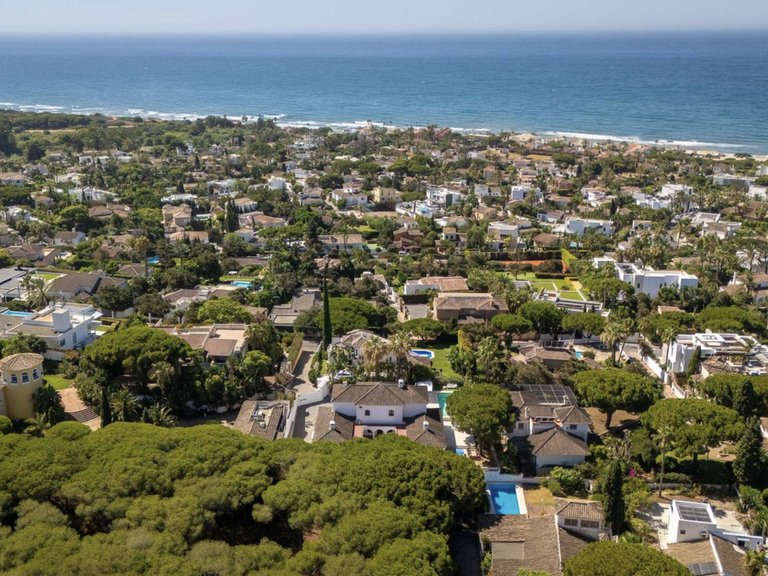 Exquisite 5-Bedroom Villa in Marbesa – Fully Renovated and Ready to Move In 4