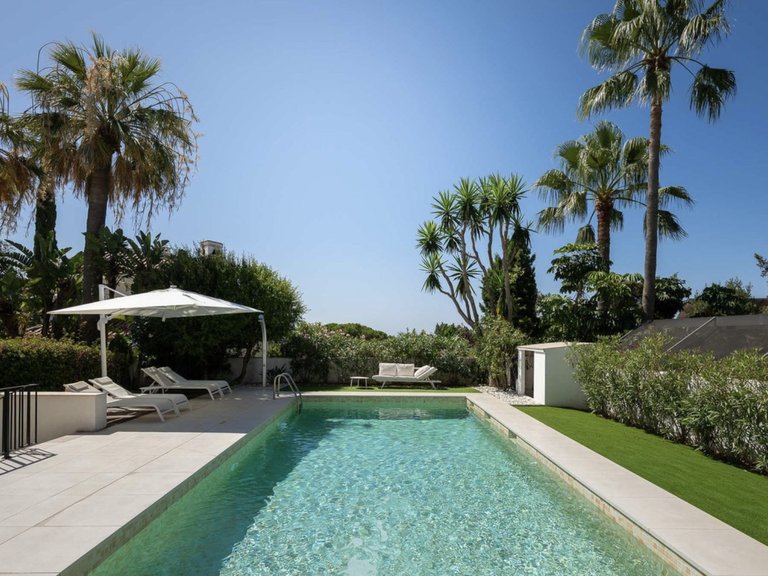 Exquisite 5-Bedroom Villa in Marbesa – Fully Renovated and Ready to Move In 3