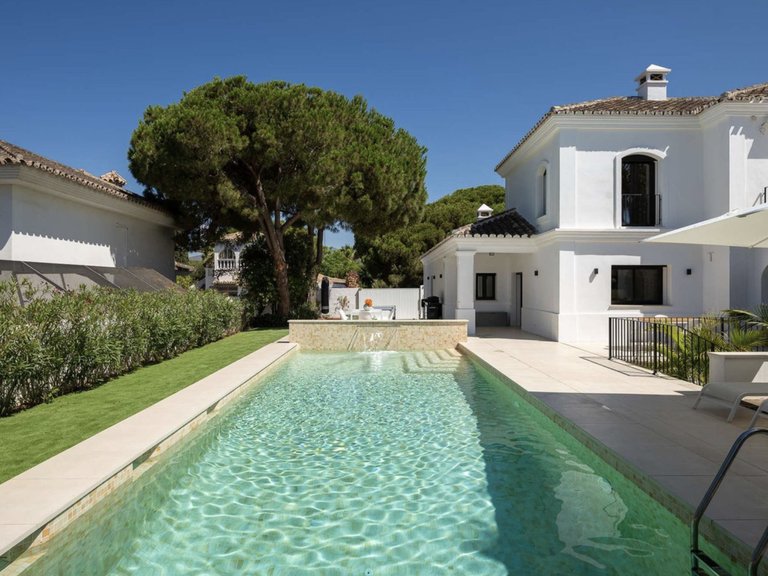 Exquisite 5-Bedroom Villa in Marbesa – Fully Renovated and Ready to Move In 1