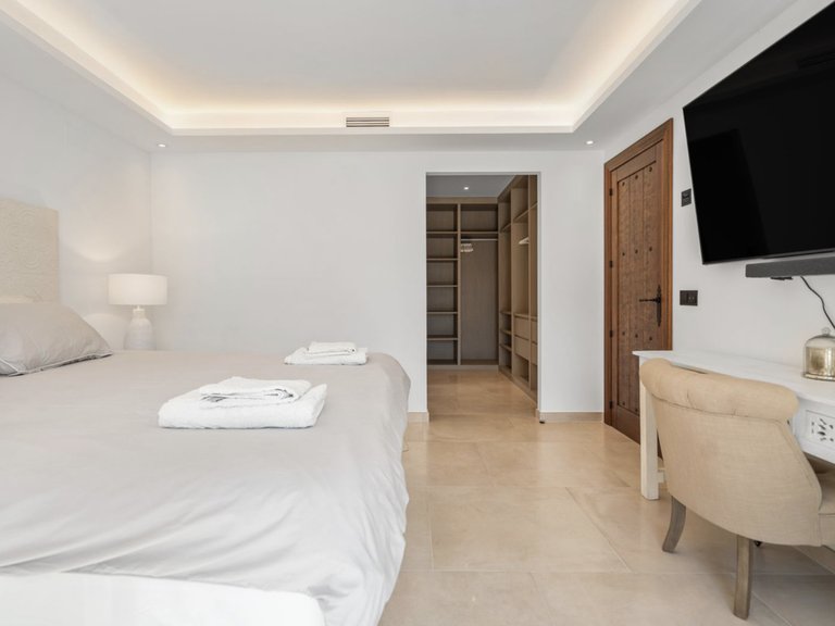 Exquisite Contemporary Villa Steps from the Beach in Marbesa, Marbella East 9