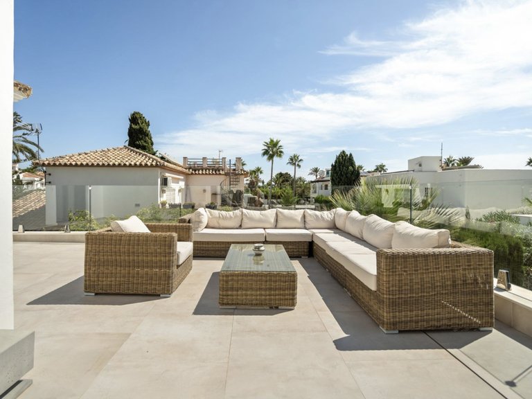 Exquisite Contemporary Villa Steps from the Beach in Marbesa, Marbella East 16