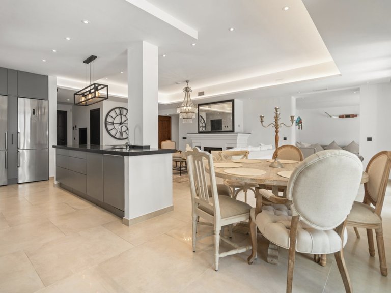 Exquisite Contemporary Villa Steps from the Beach in Marbesa, Marbella East 6
