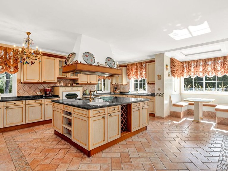 Villa for Sale in Marbella, Malaga, Marbella Golden Mile 17