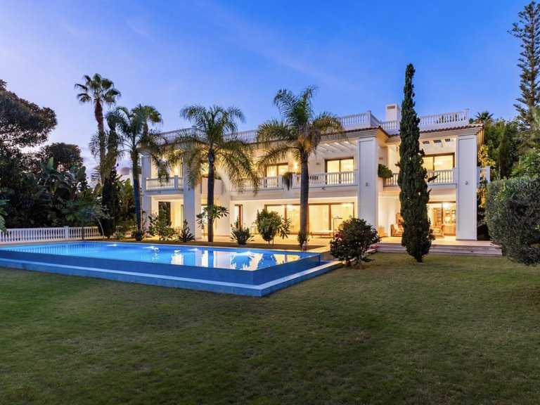 Villa for Sale in San Pedro de Alcantara, Malaga, Guadalmina Baja 1