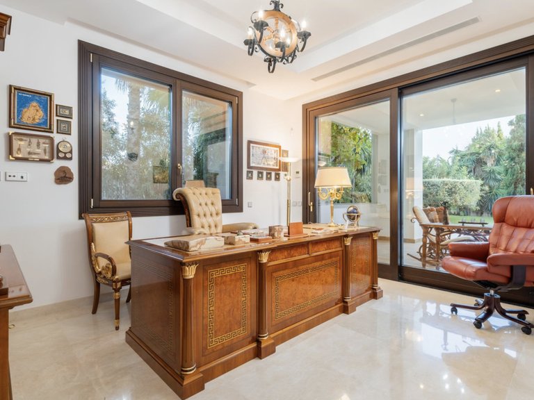 Villa for Sale in San Pedro de Alcantara, Malaga, Guadalmina Baja 4