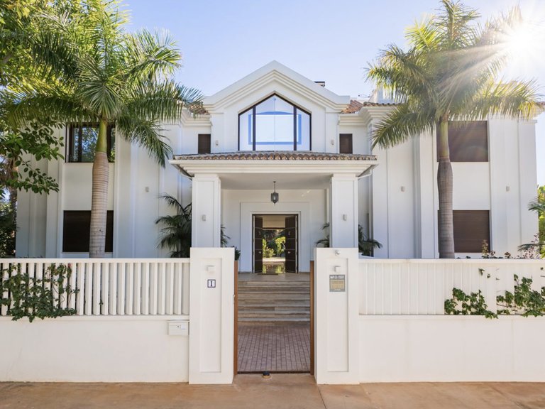 Villa for Sale in San Pedro de Alcantara, Malaga, Guadalmina Baja 18