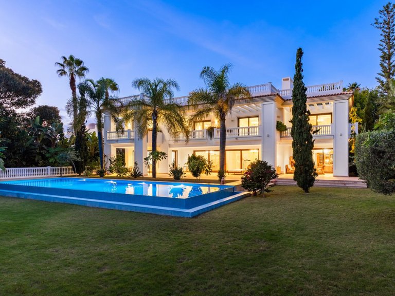 Villa for Sale in San Pedro de Alcantara, Malaga, Guadalmina Baja 1