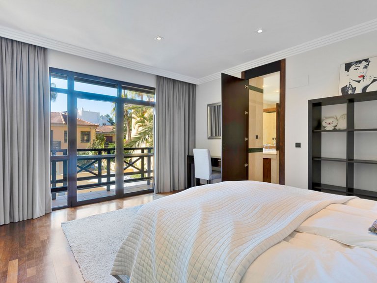 Villa for Sale in Marbella, Malaga 25