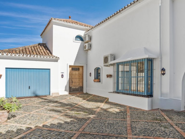 Villa for Sale in Benahavis, Malaga, 25