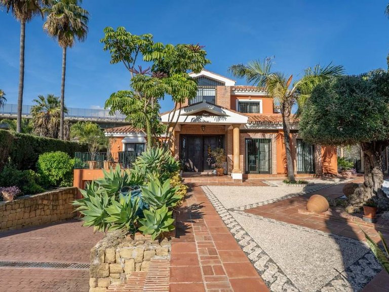Villa for Sale in Marbella, Malaga 1