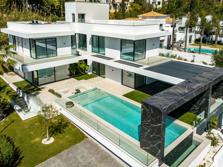 Villa for Sale in Benahavis, Malaga, Paraiso Alto 1