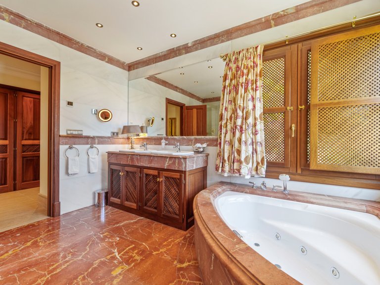 Villa for Sale in Marbella, Malaga 16
