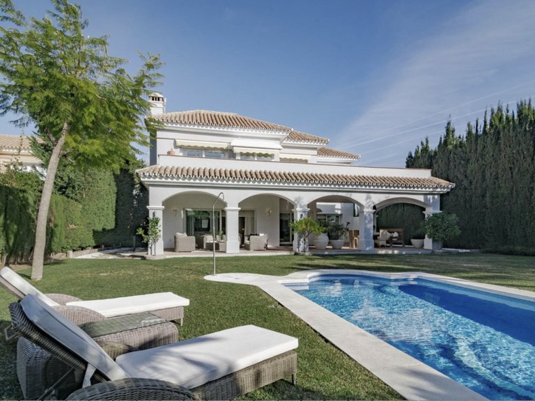 Villa for Sale in Marbella, Malaga, Nueva Andalucia 1