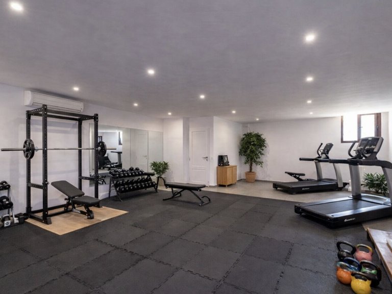 Villa for Sale in Benahavis, Malaga, 30