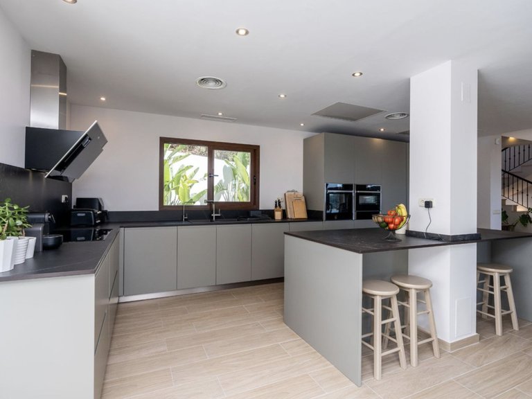 Villa for Sale in Benahavis, Malaga, 11