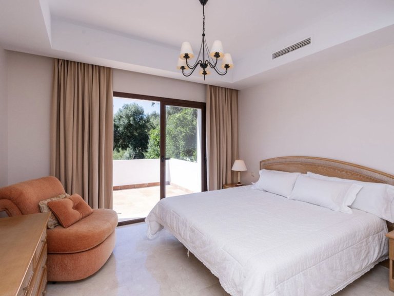 Villa for Sale in Benahavis, Malaga, 25