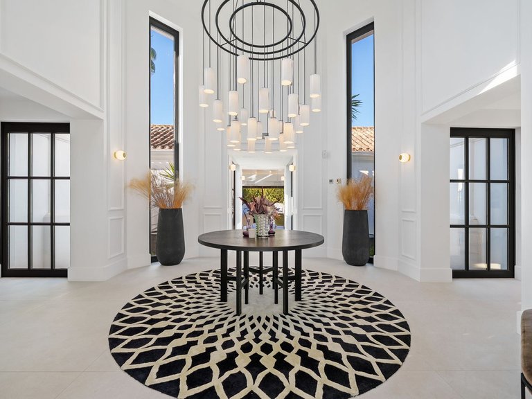 Villa for Sale in Marbella, Malaga, Nueva Andalucia 18