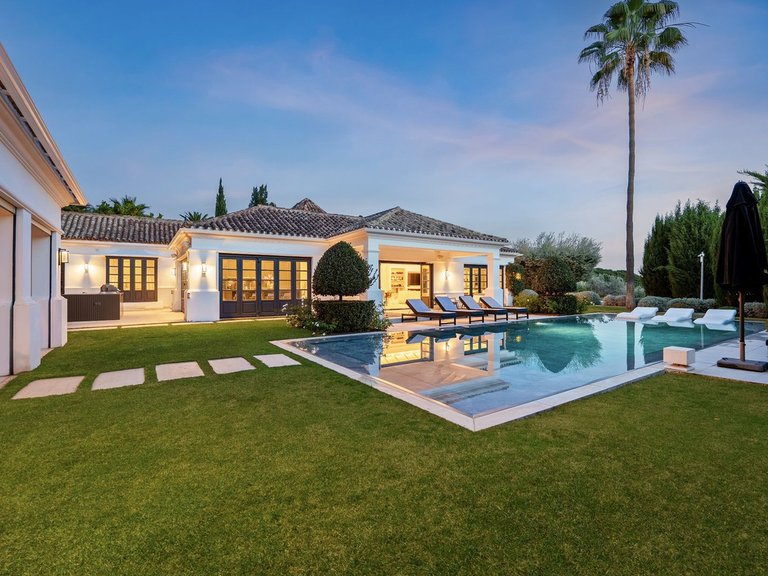 Villa for Sale in Marbella, Malaga, Nueva Andalucia 3