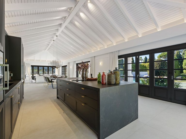 Villa for Sale in Marbella, Malaga, Nueva Andalucia 13