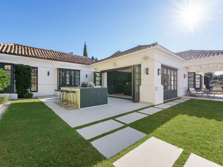 Villa for Sale in Marbella, Malaga, Nueva Andalucia 16