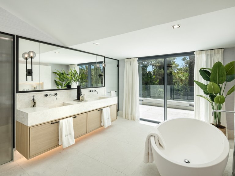 Villa for Sale in Marbella, Malaga, Nueva Andalucia 17
