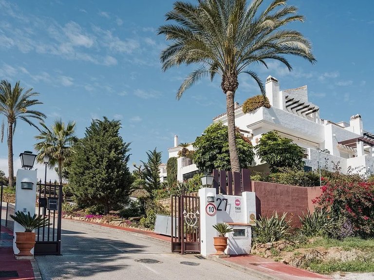 Apartment for Sale in Marbella, Malaga, Nueva Andalucia 17