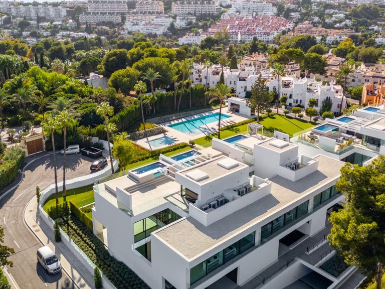 Villa for Sale in Marbella, Malaga, Nueva Andalucia 3