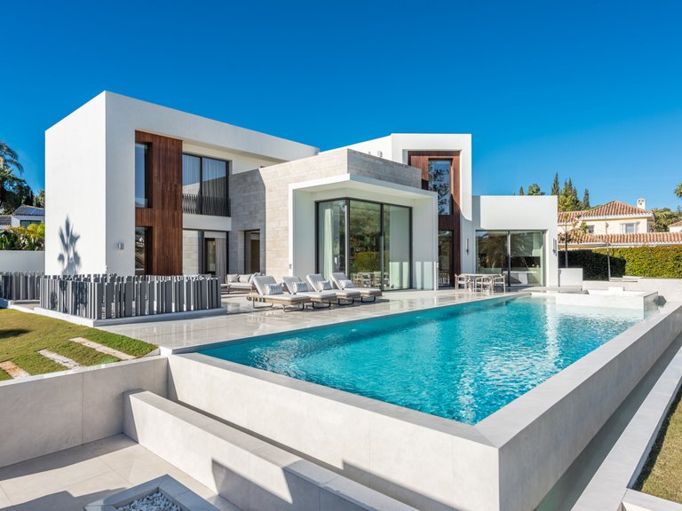 Villa for Sale in Marbella, Malaga, Nueva Andalucia 2