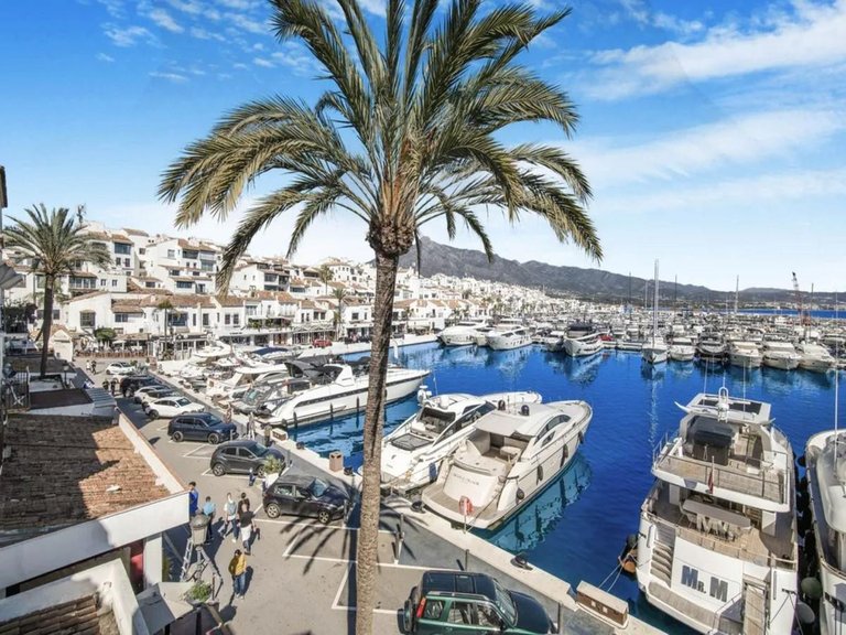 Penthouse for Sale in Marbella, Malaga, Marbella - Puerto Banus 3