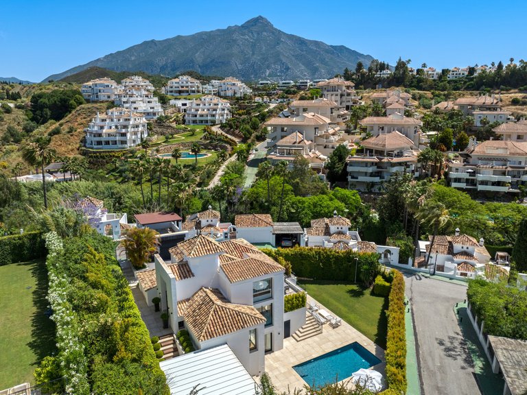 Villa for Sale in Marbella, Malaga, Nueva Andalucia 40