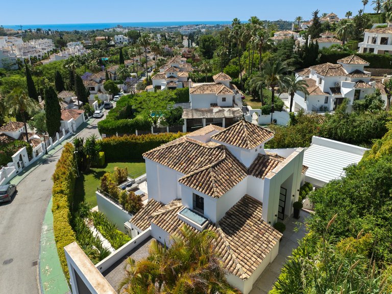 Villa for Sale in Marbella, Malaga, Nueva Andalucia 41