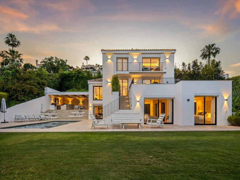 Villa for Sale in Marbella, Malaga, Nueva Andalucia 3