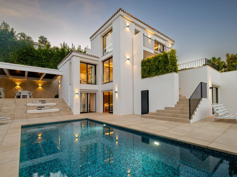 Villa for Sale in Marbella, Malaga, Nueva Andalucia 2