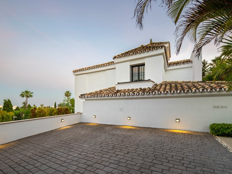 Villa for Sale in Marbella, Malaga, Nueva Andalucia 36