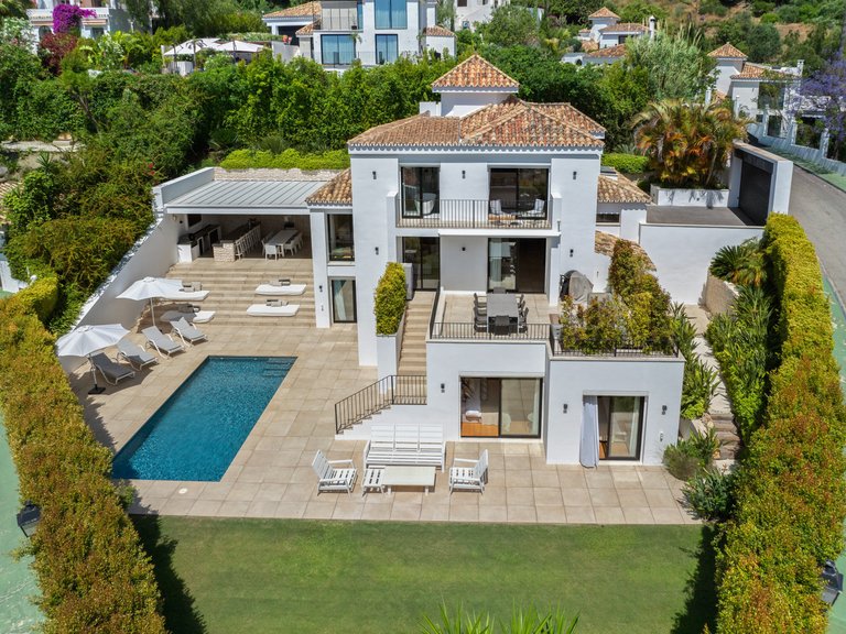 Villa for Sale in Marbella, Malaga, Nueva Andalucia 39