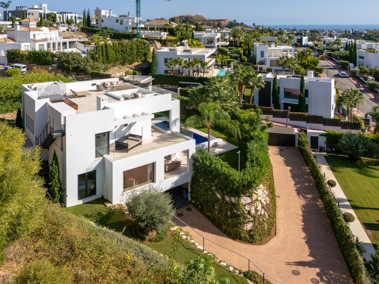 Villa for Sale in Marbella, Malaga, Nueva Andalucia 9