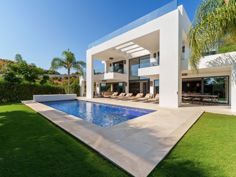 Villa for Sale in Marbella, Malaga, Nueva Andalucia 6