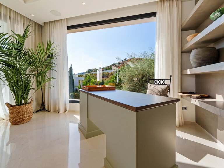 Villa for Sale in Marbella, Malaga, Nueva Andalucia 15