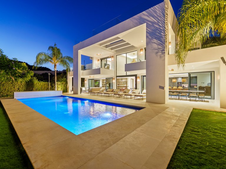 Villa for Sale in Marbella, Malaga, Nueva Andalucia 4