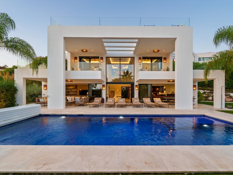 Villa for Sale in Marbella, Malaga, Nueva Andalucia 2
