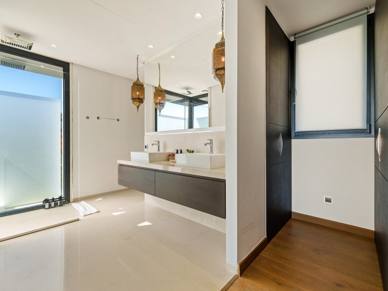 Villa for Sale in Marbella, Malaga, Nueva Andalucia 20