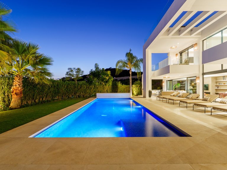 Villa for Sale in Marbella, Malaga, Nueva Andalucia 3