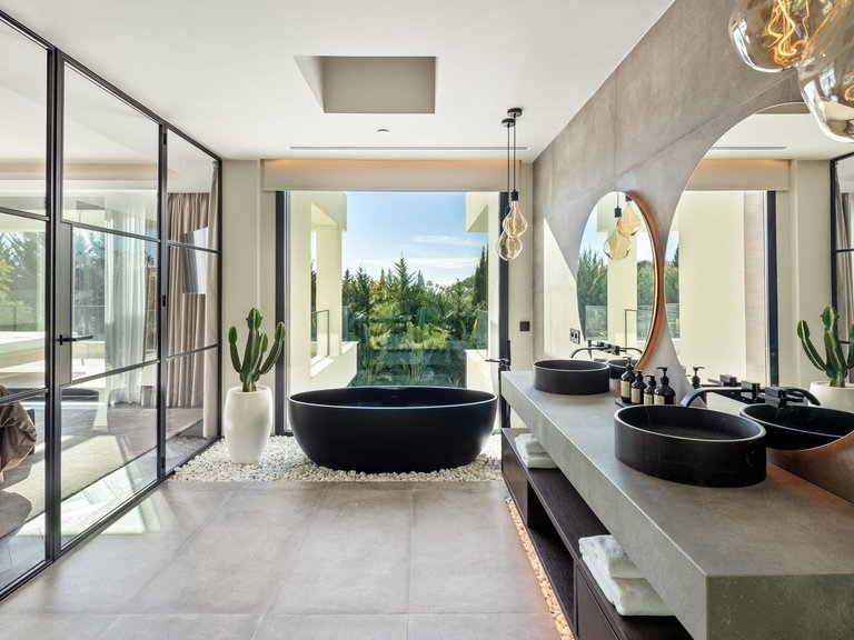 Villa for Sale in Marbella, Malaga, Nueva Andalucia 17