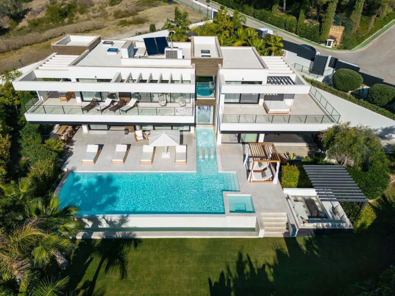 Villa for Sale in Marbella, Malaga, Nueva Andalucia 9