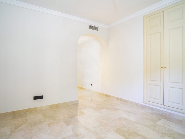 Apartment for Sale in Marbella, Malaga, Marbella Golden Mile 16