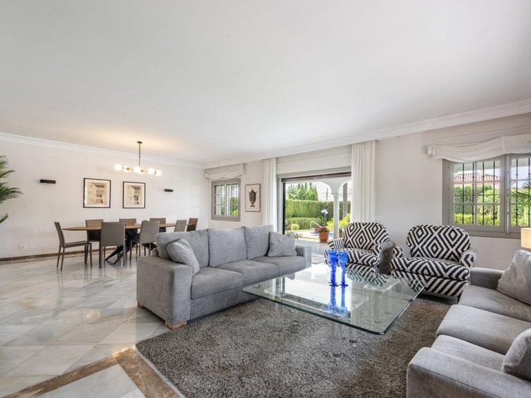 Elegante Andalusische Villa auf einem privaten Grundstück von über 2.000 m² im Herzen von San Pedro 11