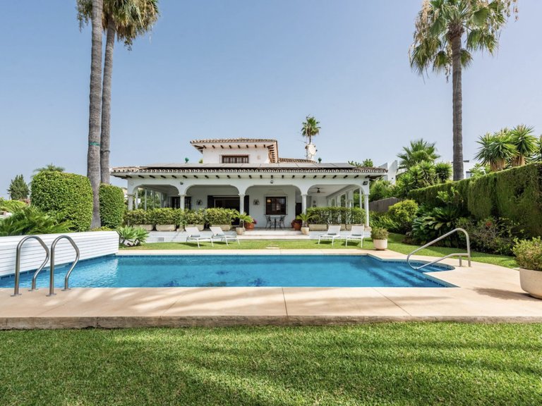Elegante Andalusische Villa auf einem privaten Grundstück von über 2.000 m² im Herzen von San Pedro 9