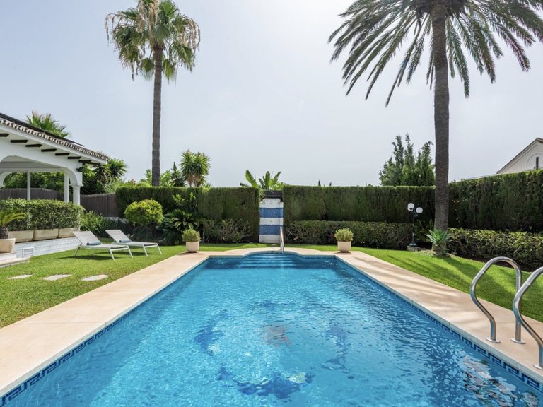 Elegante Andalusische Villa auf einem privaten Grundstück von über 2.000 m² im Herzen von San Pedro 4